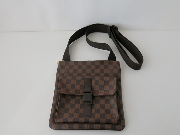 ポシェット・メルヴィール