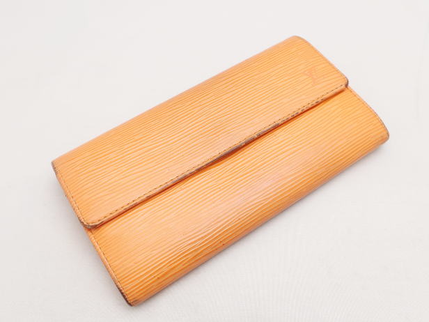 ポシェット・ポルトモネクレディ